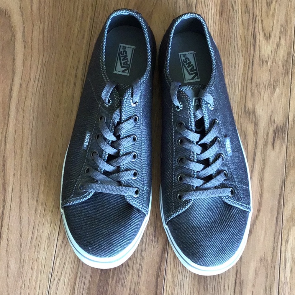 VANS SIZE 9.5 NEW